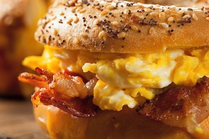 Breakfast, lunch and dinner served - Embarc Vancouver (Vancouver)
