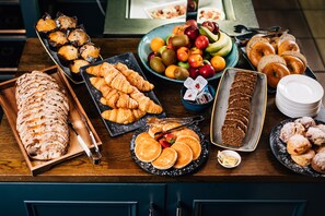 Bữa sáng đầy đủ hàng ngày (18.50 GBP/mỗi người) 