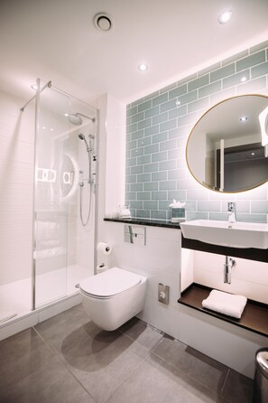 Junior Suite, 1 King Bed (Additional Living Area) | Bathroom - Crowne Plaza Belfast by IHG (Belfast)