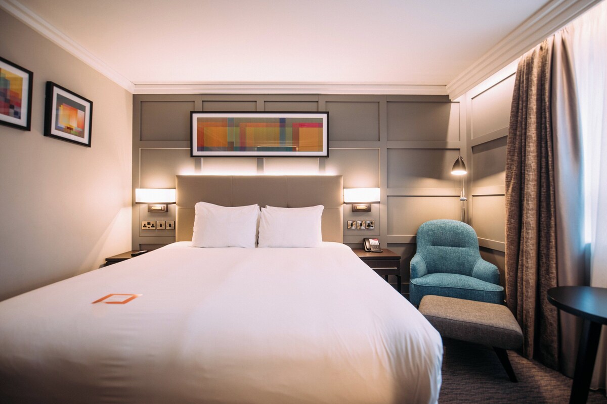 Habitación estándar, 1 cama King size, con acceso al salón lounge del club | Caja de seguridad en la habitación y escritorio 