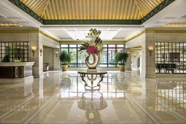 Lobby lounge