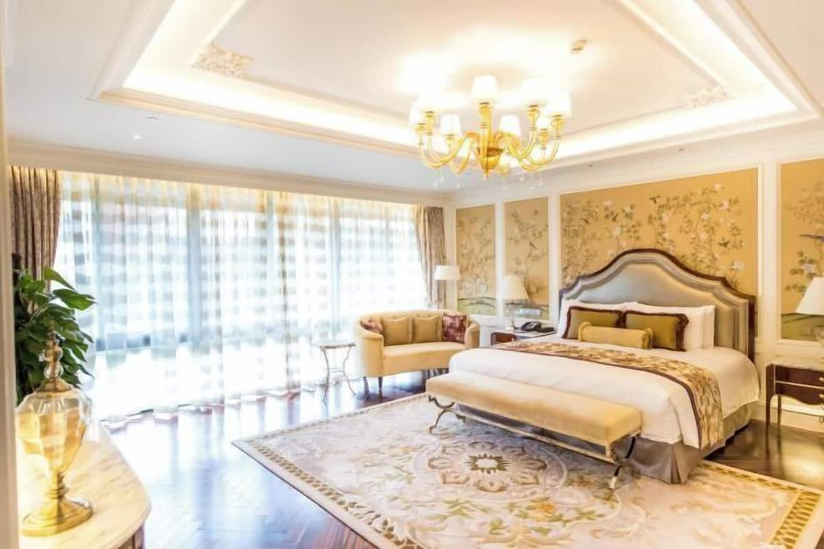 Premium bedding, minibar, in-room safe, blackout drapes
