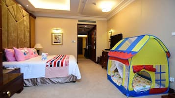 Business Tek Büyük Yataklı Oda, 1 En Büyük (King) Boy Yatak, Bahçe Manzaralı | Kaliteli yatak takımı, minibar, odada kasa, güneşlik/perde