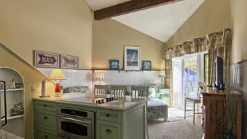 Grand Condo, 2 Bedrooms | Dapur peribadi | Ketuhar gelombang mikro, pembancuh kopi/teh