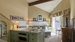 Condo Grand, 2 habitaciones | Cocina privada | Microondas, cafetera y tetera y utensilios de cocina