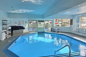 Alberca techada, alberca al aire libre por temporada y camastros