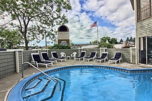 Indoor pool, seasonal outdoor pool, sun loungers