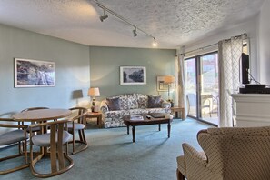 Signature Suite, 1 King Bed with Sofa bed | Living area