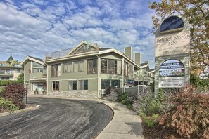 A two-story building with a sign for Points North Inn, featuring amenities like a heated pool, jacuzzi in every room, fireplaces, and full kitchens.