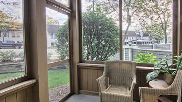 Deluxe Condo, 1 Bedroom (1 King and 1 Sofa Sleeper) | Teres/patio