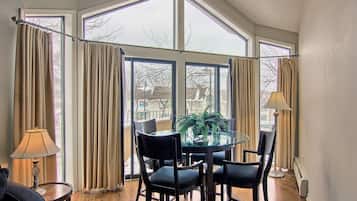 Signature Suite, 2 Bedrooms | Makan dalam bilik