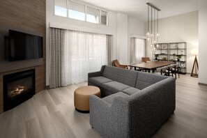 In-room safe, desk, laptop workspace, blackout drapes - Residence Inn by Marriott Portland Downtown/RiverPlace (Portland)