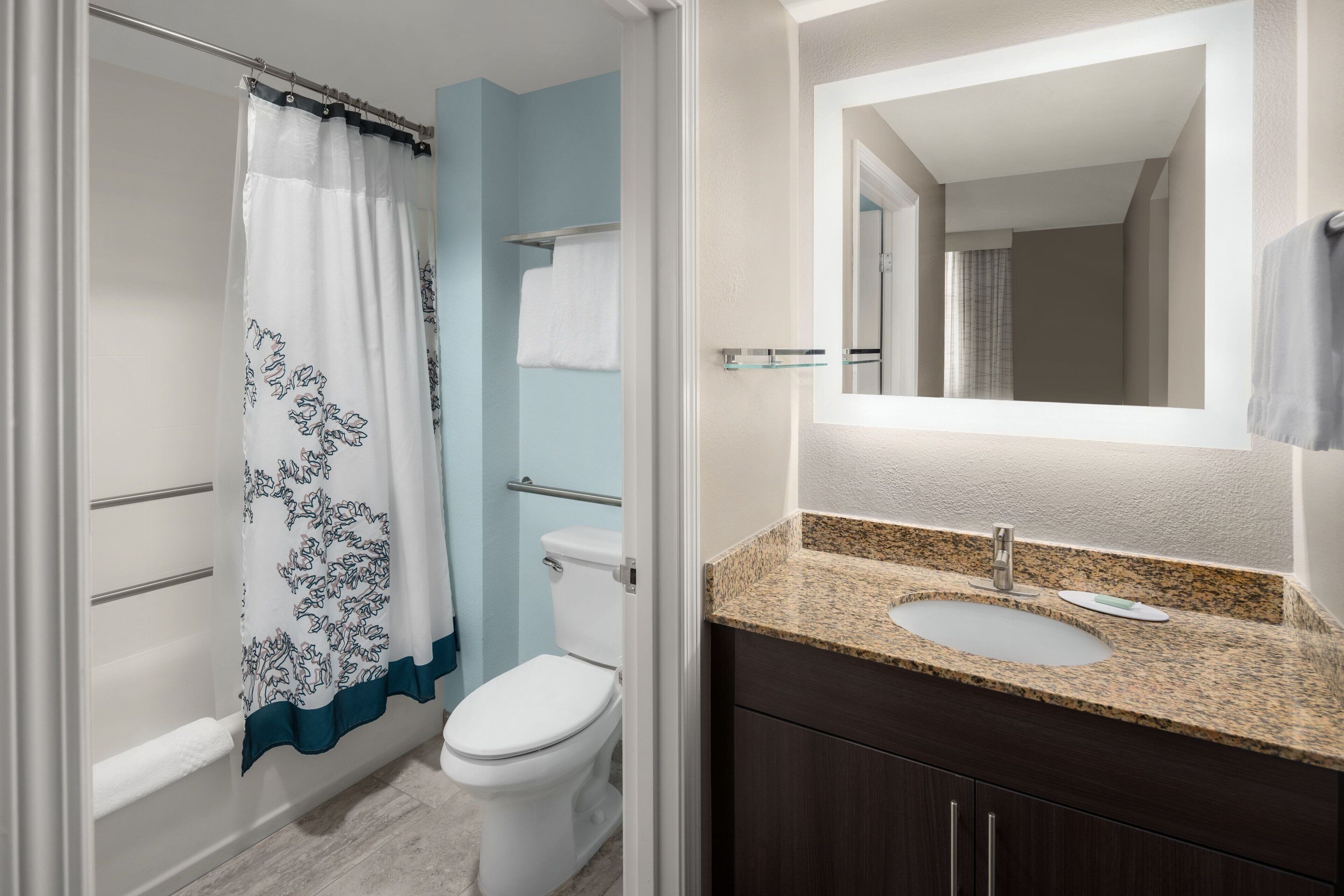suite, 2 bedrooms | bathroom | combined shower/bathtub, free toiletries, hair dryer, towels