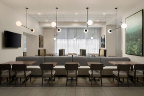 Free daily buffet breakfast - Residence Inn by Marriott Portland Downtown/RiverPlace (Portland)