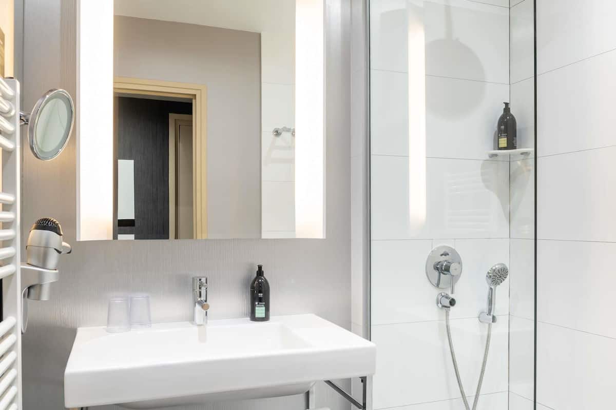 1 habitación, caja de seguridad en la habitación y escritorio