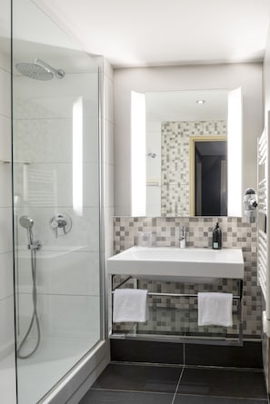 Bruser, miljøvenlige toiletartikler, hårtørrer, håndklæder