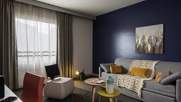 1 soveværelse, pengeskab på værelset, skrivebord, mørklægningsgardiner