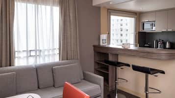 Appartement, 1 slaapkamer | Een kluis op de kamer, een bureau, verduisterende gordijnen