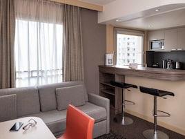 Apartamento, 1 quarto | Cofres nos quartos, escrivaninha, cortinas blackout