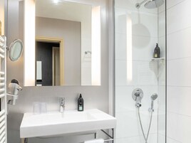 Cofres nos quartos, escrivaninha, cortinas blackout