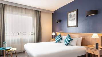 Appartement, 1 slaapkamer | Een kluis op de kamer, een bureau, verduisterende gordijnen