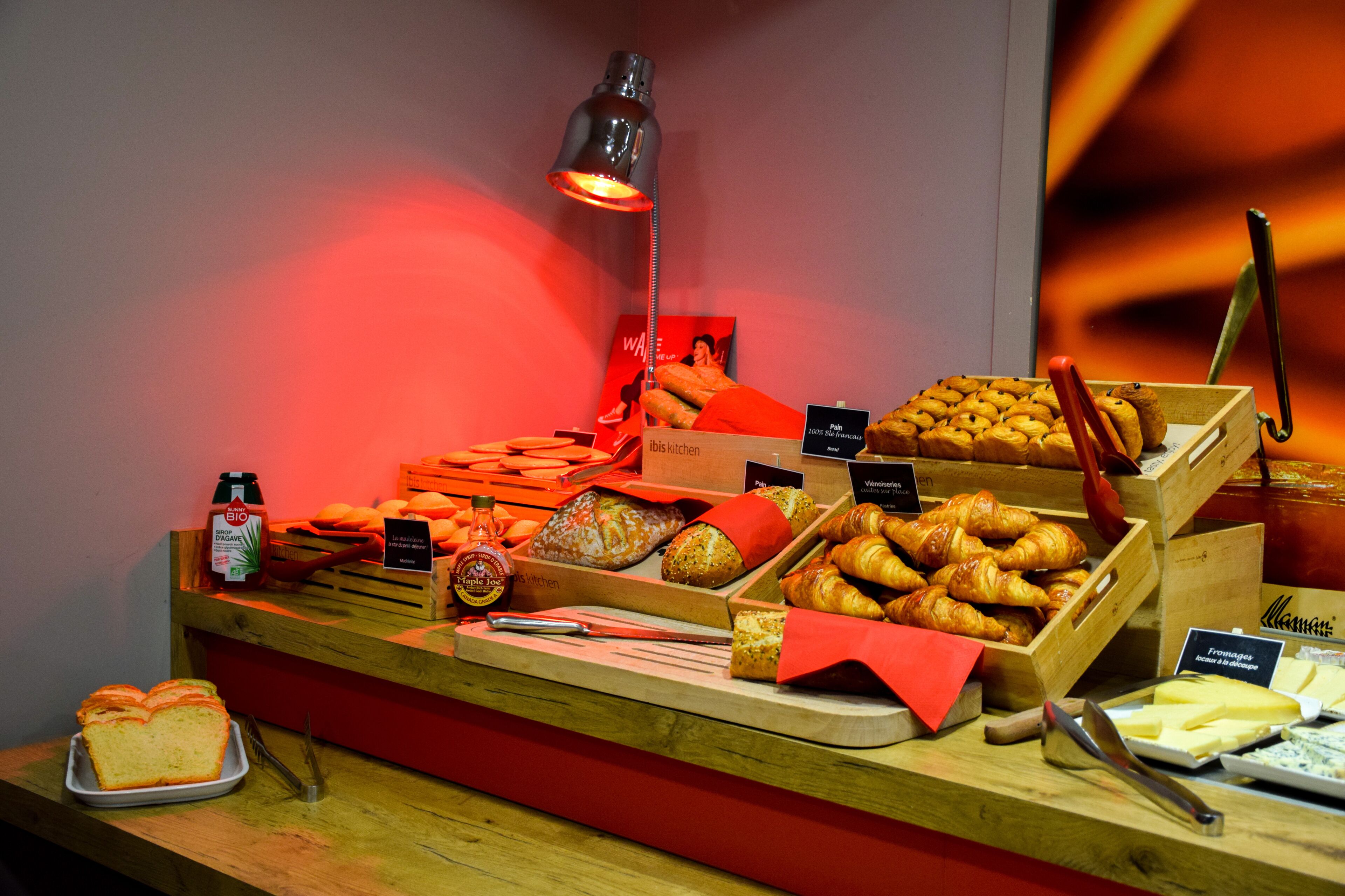 Desayuno buffet (EUR 13.5 por persona) 
