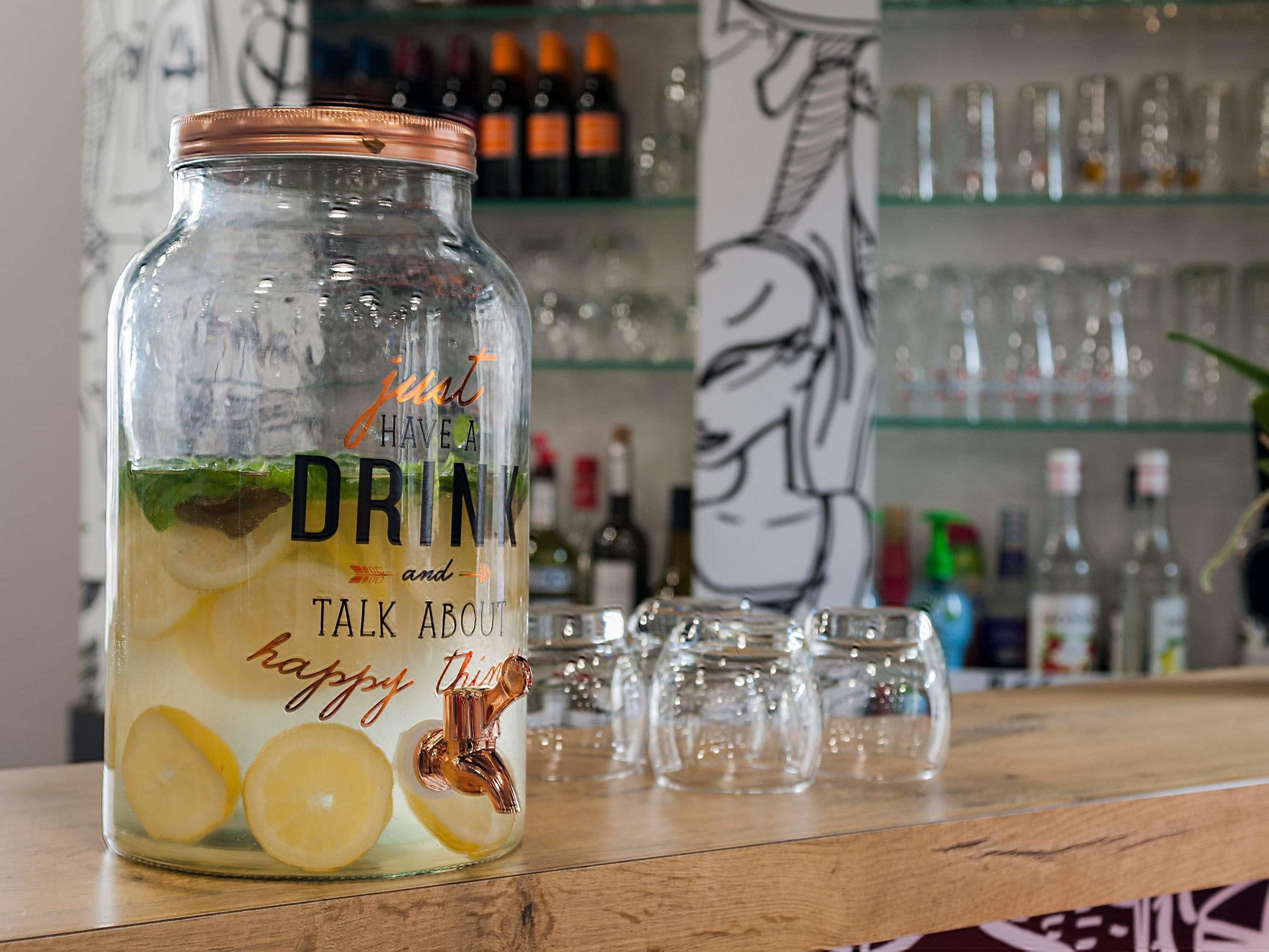 Bar (trong khuôn viên)
