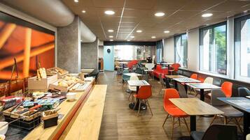 Petit déjeuner buffet servi tous les jours en supplément