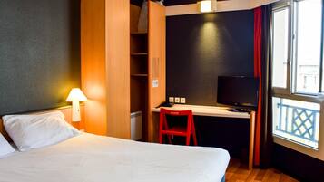 Quarto standard, acessível | Roupas de cama premium, escrivaninha, espaço de trabalho para notebook