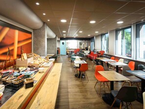 Tägliches Frühstücksbuffet (13.5 EUR pro Person)