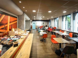 Tägliches Frühstücksbuffet (13.5 EUR pro Person)