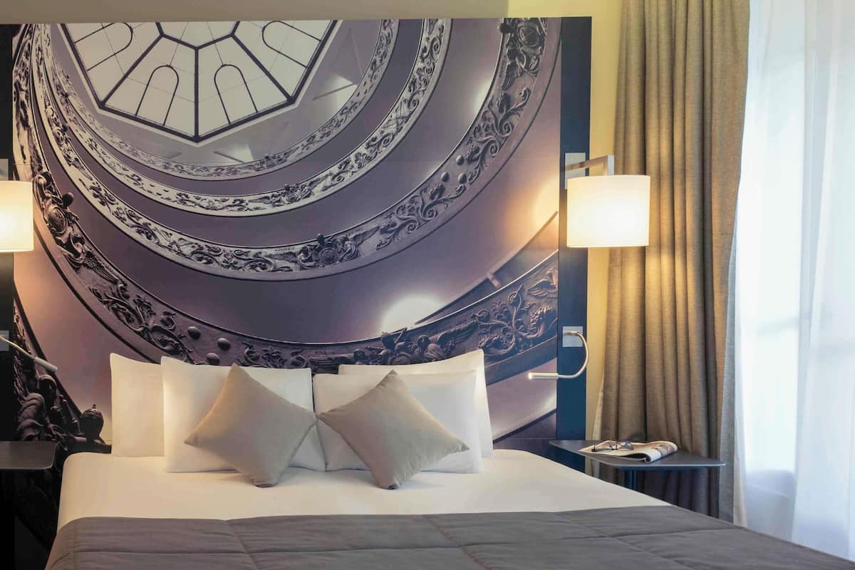 Classic Room, 1 Double Bed | Minibar, in-room safe, desk, blackout drapes