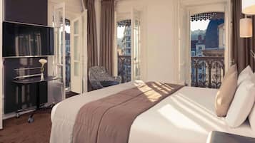 Privilege, Superior Room, 1 Double Bed | Minibar, in-room safe, desk, blackout drapes