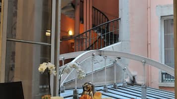 Petit déjeuner buffet servi les week-ends (20 EUR par personne)