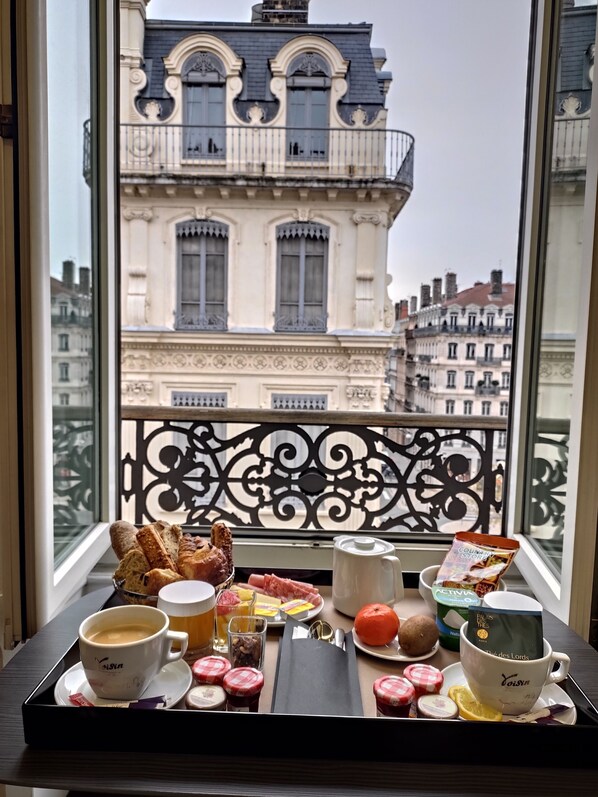 Buffet breakfast on weekends (EUR 20 per person) - Mercure Lyon Centre Beaux Arts (Lyon)