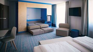 Familienzimmer | Allergikerbettwaren, Schreibtisch, Verdunkelungsvorhänge