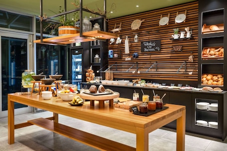 Desayuno buffet todos los días (con cargo) . Vienna House Easy by Wyndham Günzburg