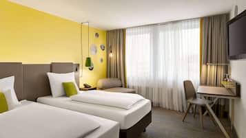 Phòng tiện nghi đơn giản (Plus) | Bộ đồ giường kháng dị ứng, bàn, màn/rèm cản sáng