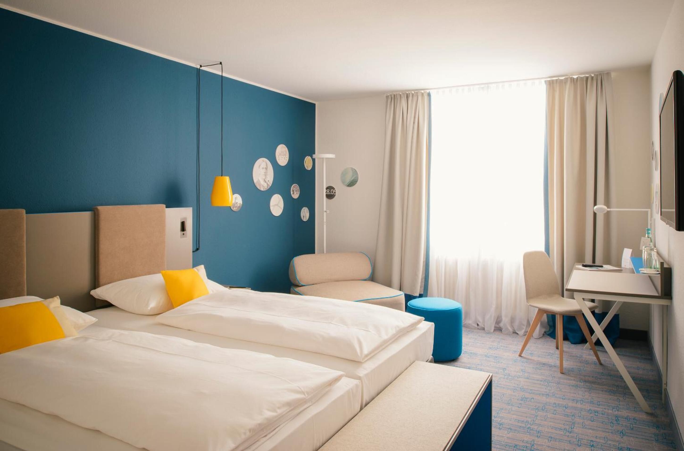 Comfort kamer, toegankelijk voor mindervaliden | Hypoallergeen beddengoed, een bureau, verduisterende gordijnen