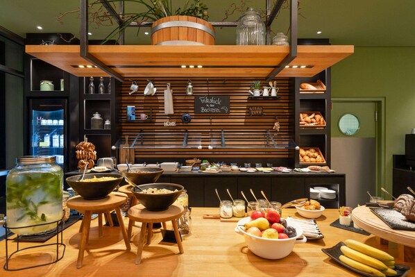 Un buffet de petit-déjeuner proposant une variété d’aliments et un coin café.