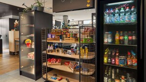 Un espace commercial moderne proposant une variété de produits, notamment des en-cas, des boissons et des articles ménagers.