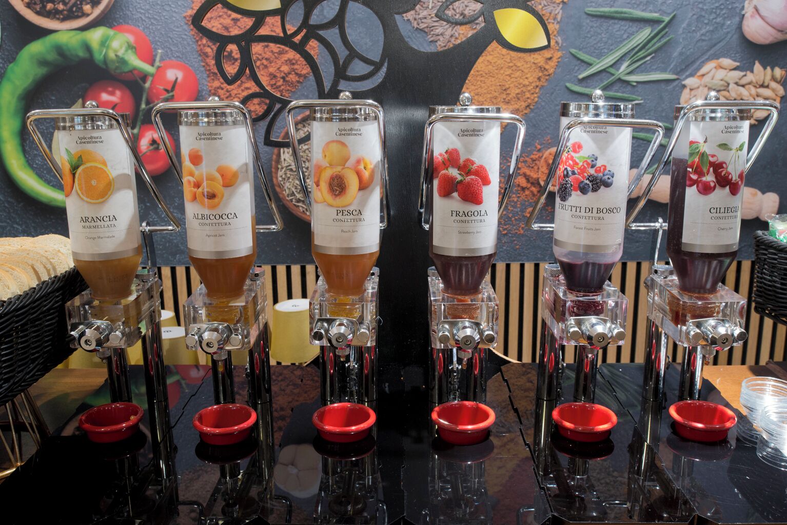 Un bar de zumos con diversas opciones de jugos de frutas, como naranja, melocotón, fresa y cereza.