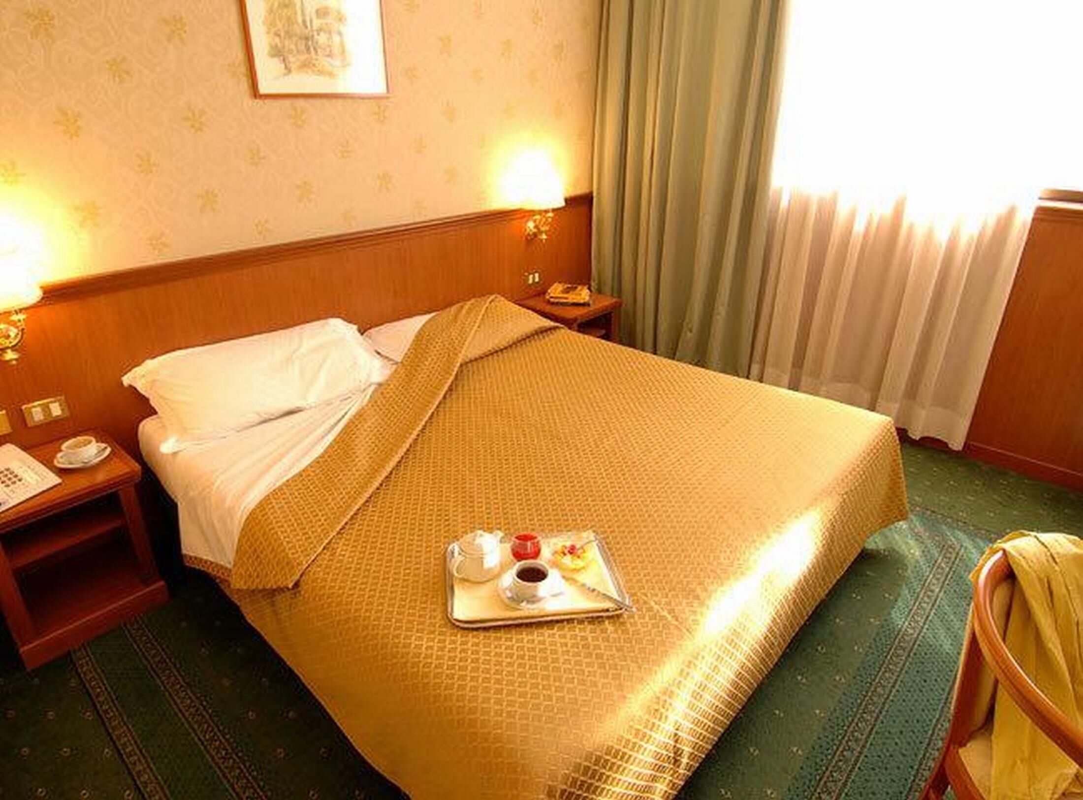 高級寢具、客房內保險箱、書桌、熨斗/熨衣板