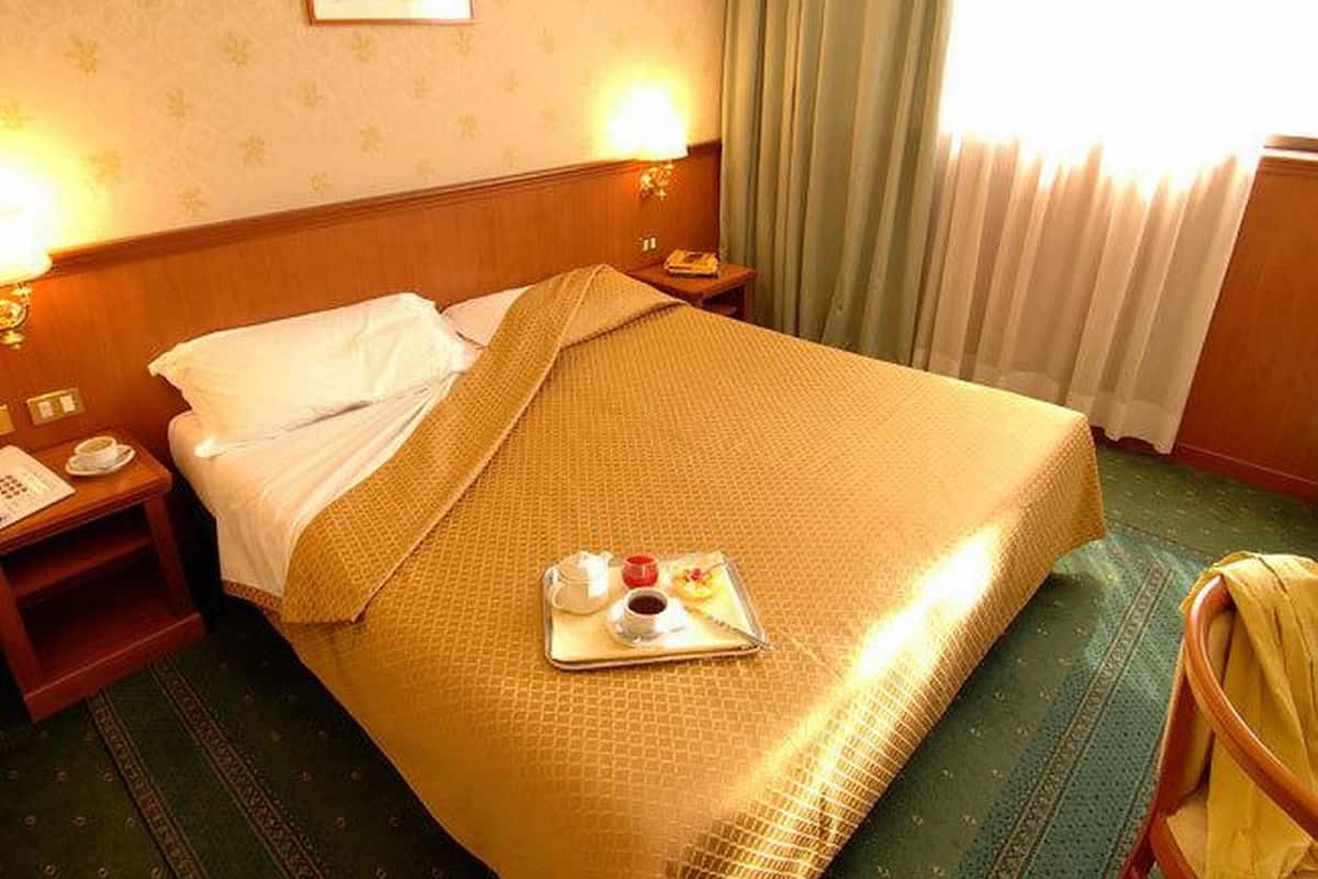 Premium-sengetøj, pengeskab på værelset, skrivebord