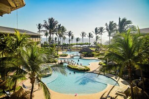 4 piscinas al aire libre, sombrillas
