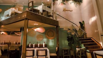 4 restaurants; breakfast, lunch, and dinner served