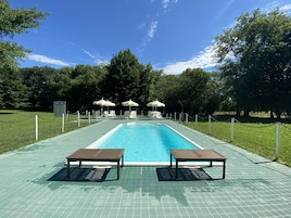 Una piscina al aire libre de temporada (de 10:00 a 19:00), tumbonas