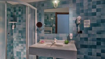 Ein Badezimmer mit Waschbecken, Spiegel und Dusche.