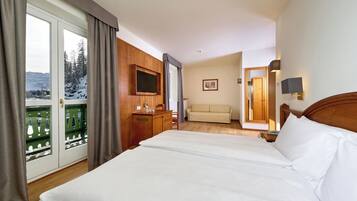 Superior-rum - sjöutsikt | 1 sovrum, minibar, värdeförvaringsskåp på rummet och skrivbord