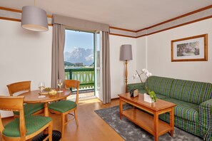 Suite, vista al lago | Minibar, caja de seguridad en la habitación, escritorio y cunas 